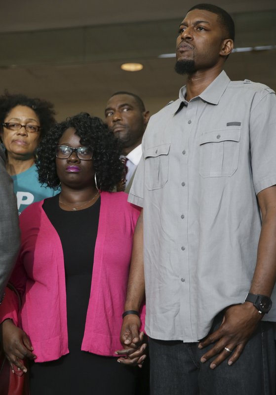 Jordan Edwards’ parents Charmaine Edwards, left, and Odell Edwards stand during for a news conference in Dallas, Thursday, May 11, 2017. The U.S. Justice Department has begun an investigation prompted by the fatal shooting of Jordan Edwards, a black 15-year-old boy, by Roy Oliver, a white suburban Dallas police officer. (AP Photo/LM Otero)
