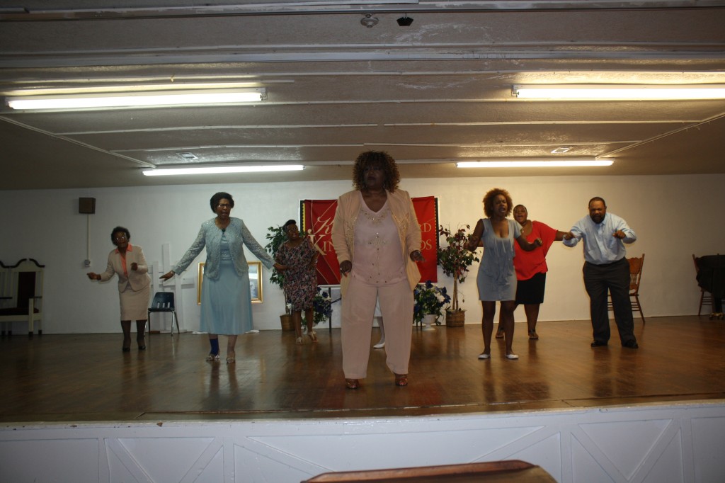 Dr. Toni Roberts (center) leads the spoken word choir in ‘Breakaway: Loose These Chains of Bondage’ during their rehearsal. Other choir members are (L to R) Doretha Wiley, Ann Sanders, Zimbabwe Mays, Eliza Robinson, Alyce Bouldin and Gino Bouldin. PHOTOs BY SHANDERIA K. POSEY
