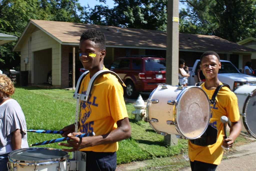 Powell Middle School drummers “Petey” and Cashon participate in the parade. PHOTOS BY STEPHANIE R. JONES